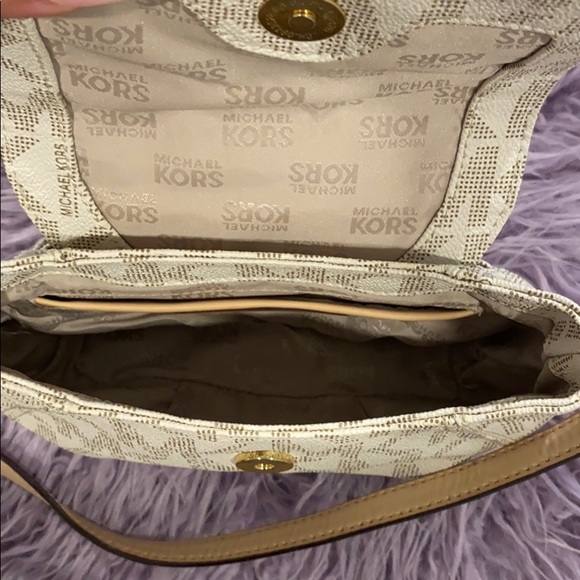 Michael Kors crossbody with adjustable strap - Picture 3 of 3